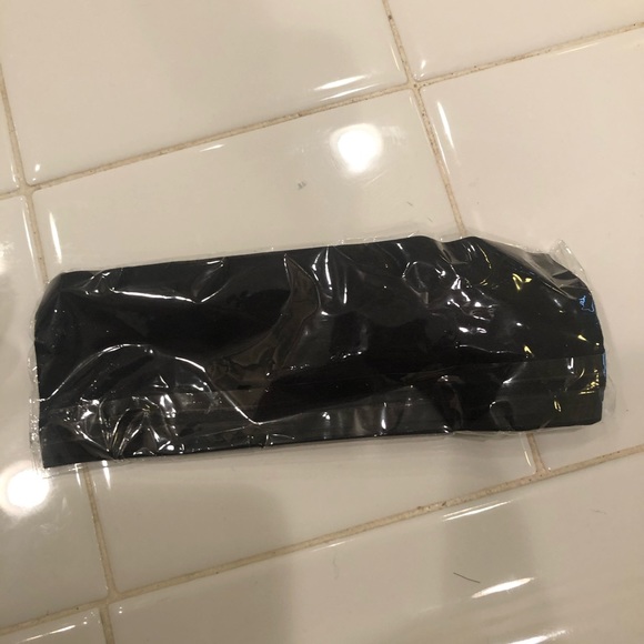 Burberry glasses case and cleaning cloth - Picture 2 of 3